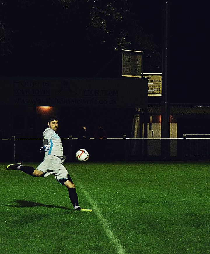 Dlaczego odpowiednia rotacja przy stałych fragmentach gry zwiększa szanse na zdobycie bramki?